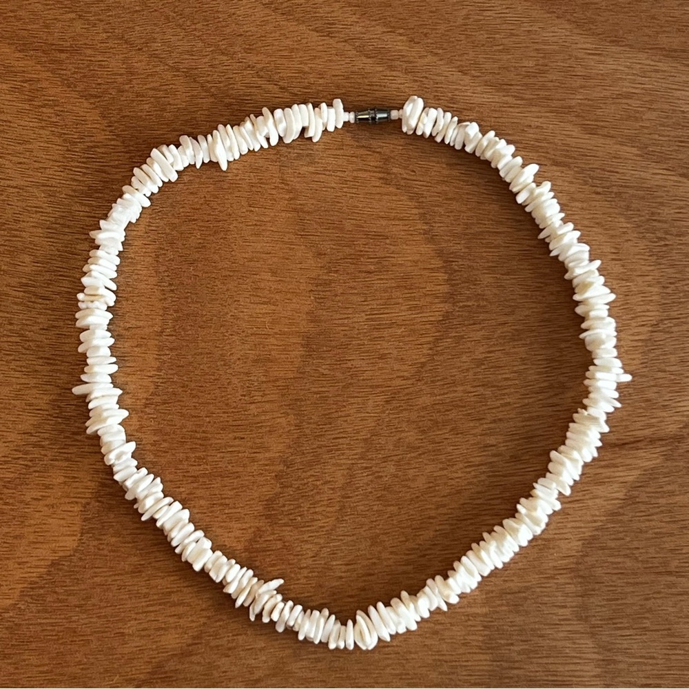 Authentic Y2K Vintage White Puca Shell Surfer Necklace with Barrel Clasp